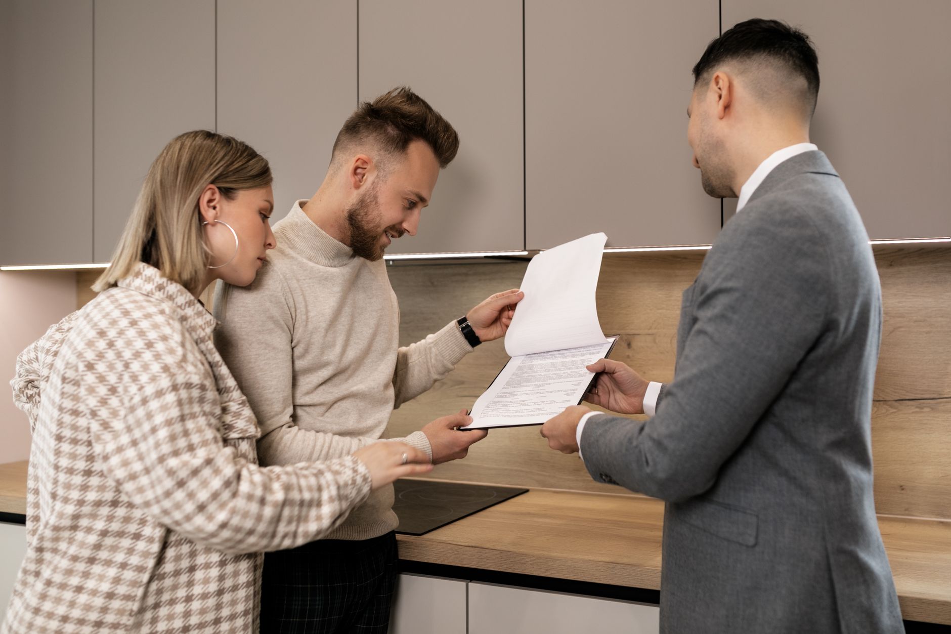 Couple primo-accédant qui calcule son apport immobilier à la table