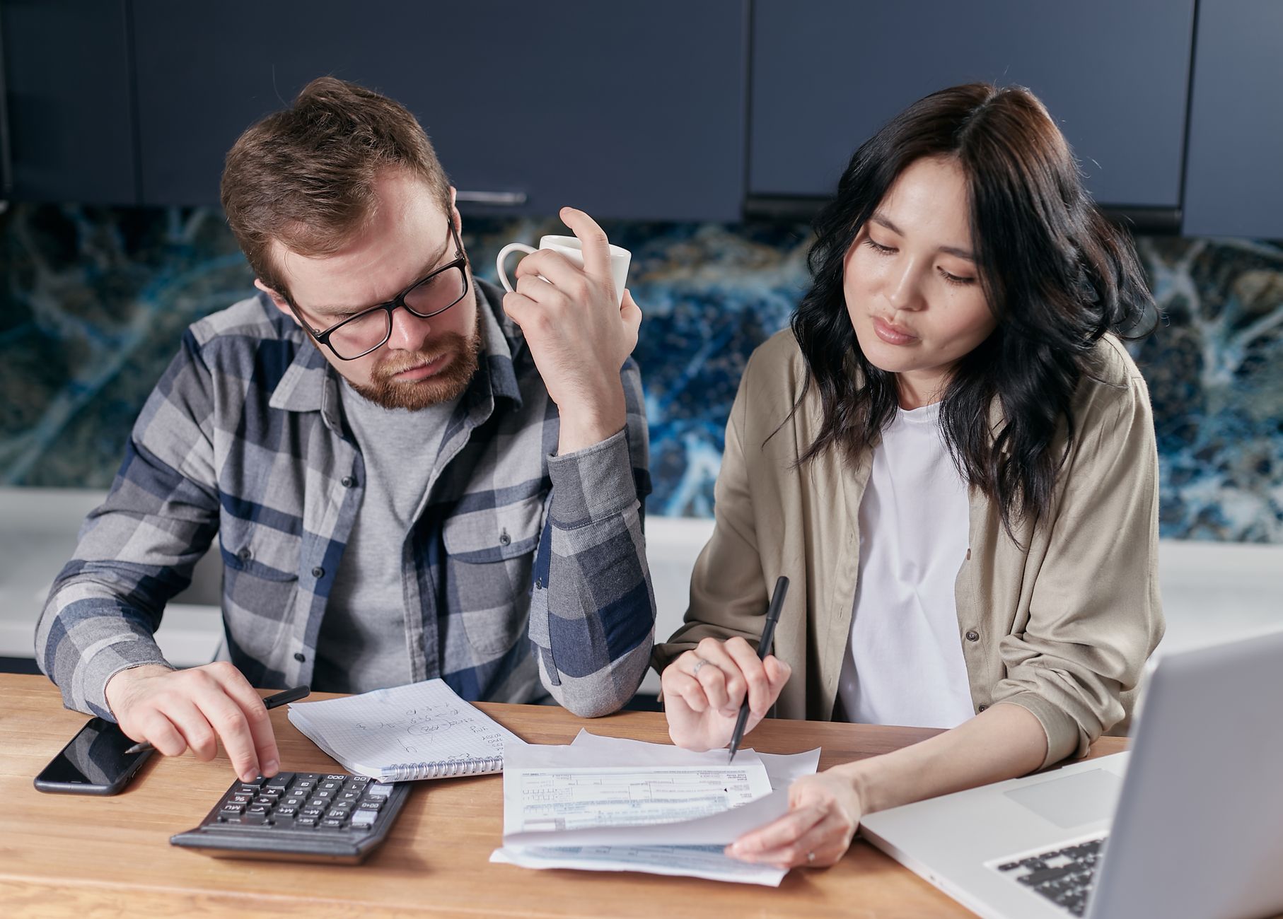 Couple primo-accédant calculant leur capacité d'emprunt immobilier